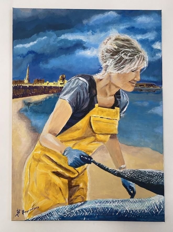 pecheuse en action avec au fond saint-malo intra-muros